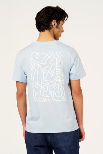 Blauw T-shirt met korte mouwen van Cyclo Club Marcel, met witte print op de achterkant, gecombineerd met donkere jeans.
