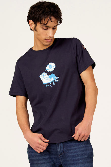 Blauw T-shirt met korte mouwen van Cyclo Club Marcel, met cartoonprint op de borst en gedragen met een donkere jeans.
