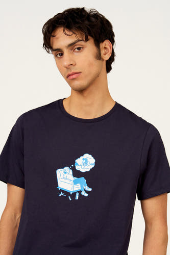 Blauw T-shirt met korte mouwen van Cyclo Club Marcel, met een print van een dromende fietser.
