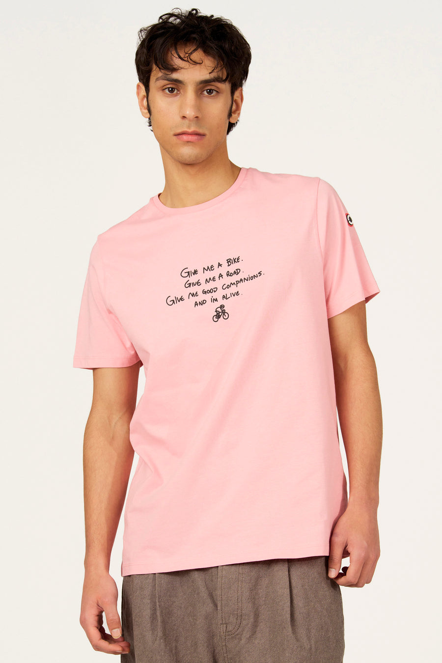 T-shirt à manches courtes rose de Cyclo Club Marcel, vue arrière, combiné avec un pantalon marron.