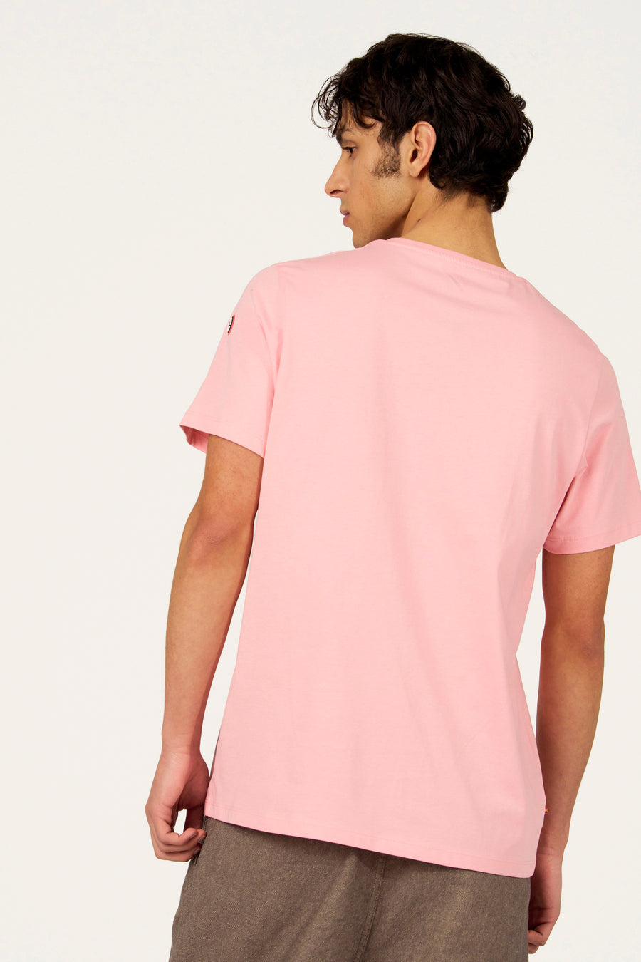 Roze T-shirt met korte mouwen van Cyclo Club Marcel, rugaanzicht, gecombineerd met bruine broek.