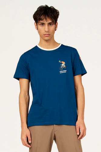 T-shirt bleu à manches courtes de Cyclo Club Marcel, avec col rond et écusson logo sur la manche.
