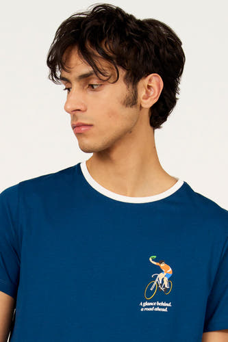 T-shirt bleu à manches courtes de Cyclo Club Marcel, avec un imprimé graphique d'un cycliste.