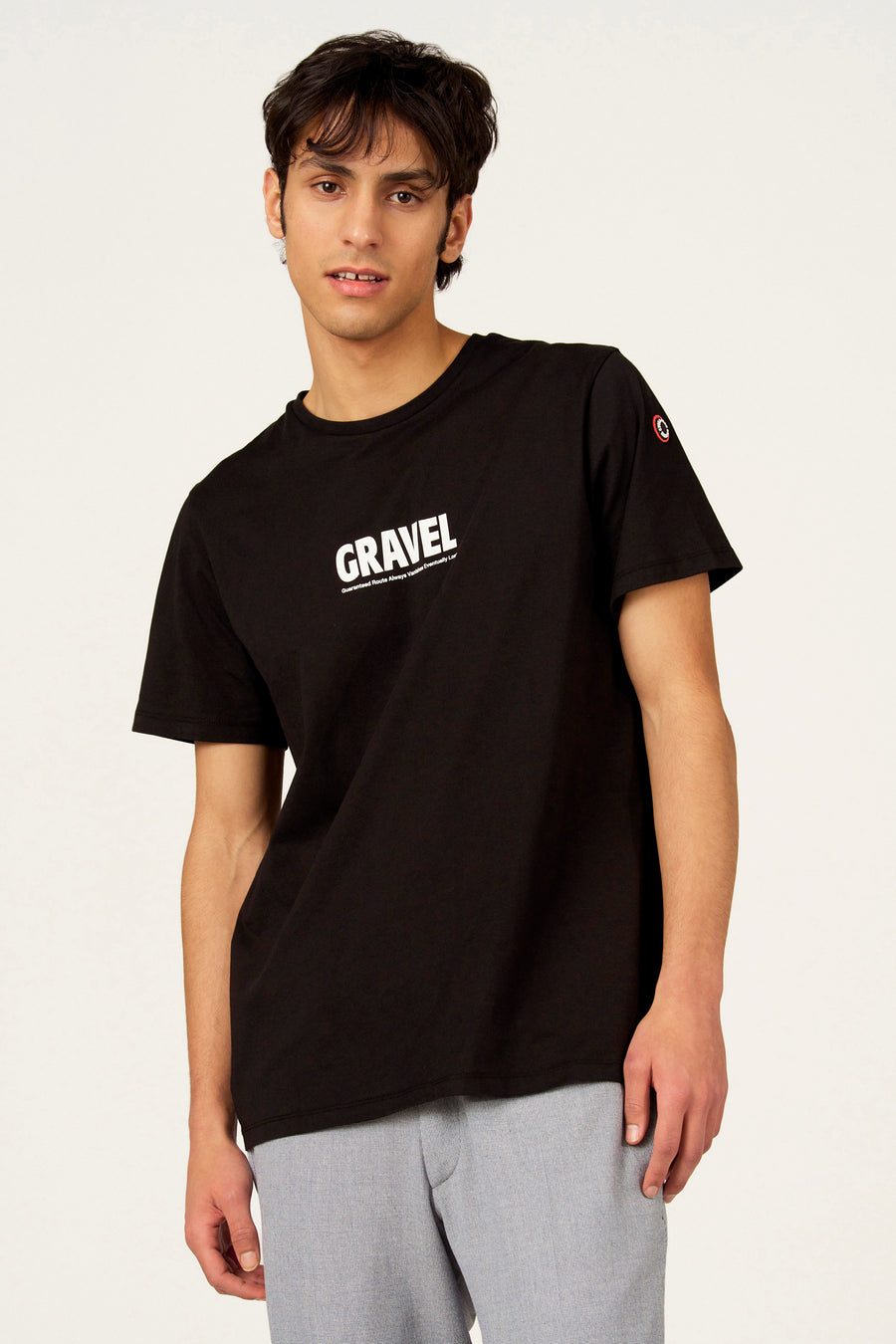 T-shirt à manches courtes noir de Cyclo Club Marcel, vue arrière, combiné avec un pantalon gris.