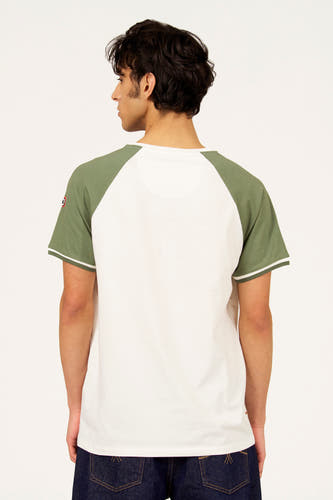T-shirt blanc à manches courtes de Cyclo Club Marcel, avec des manches raglan vert olive et un passepoil blanc aux extrémités des manches, vu de dos.