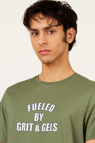 T-shirt vert à manches courtes de Cyclo Club Marcel, avec impression de texte blanc sur le devant.