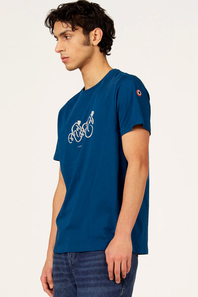 T-shirt bleu à manches courtes de Cyclo Club Marcel, dos, porté avec un jean.