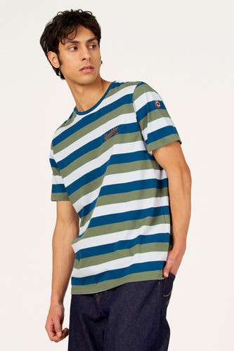 T-shirt multicolore à manches courtes de Cyclo Club Marcel, avec des rayures horizontales et un jean bleu foncé.