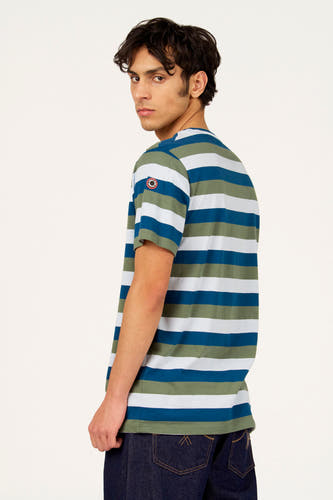 Multikleurig T-shirt met korte mouwen van Cyclo Club Marcel, met horizontale strepen en donkerblauwe jeans.
