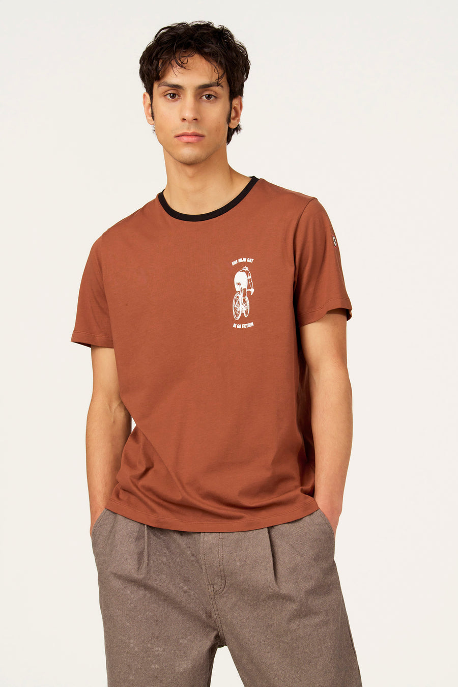 T-shirt beige à manches courtes de Cyclo Club Marcel, avec un petit logo sur la manche.