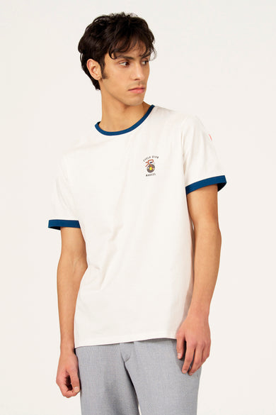 T-shirt blanc à manches courtes Cyclo Club Marcel, avec des accents bleus sur les manches et le col et un imprimé dans le dos.