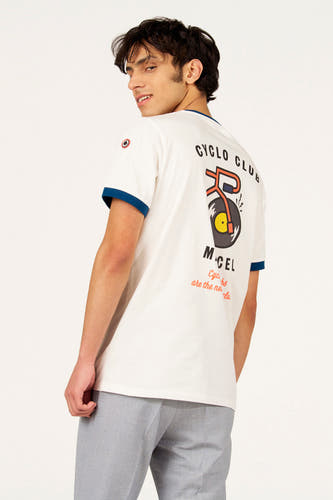 Wit T-shirt met korte mouwen van Cyclo Club Marcel, met blauwe accenten aan de mouwen en kraag en print op de rug.