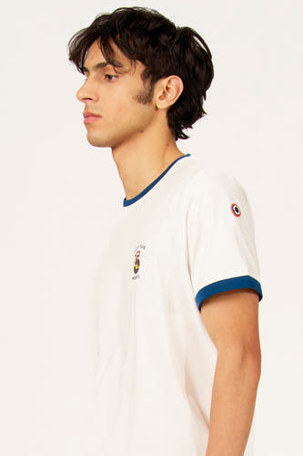 T-shirt blanc à manches courtes de Cyclo Club Marcel, avec des bordures bleues au col et aux manches, montré de profil.