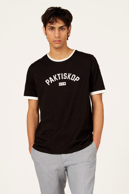 Zwart T-shirt met korte mouwen van Cyclo Club Marcel, met witte details aan de hals en mouwen, gedragen met een grijze pantalon.
