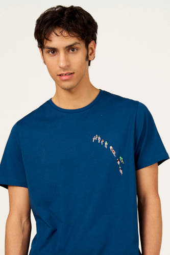 T-shirt bleu à manches courtes de Cyclo Club Marcel, avec un imprimé d'un groupe de cyclistes sur la poitrine.
