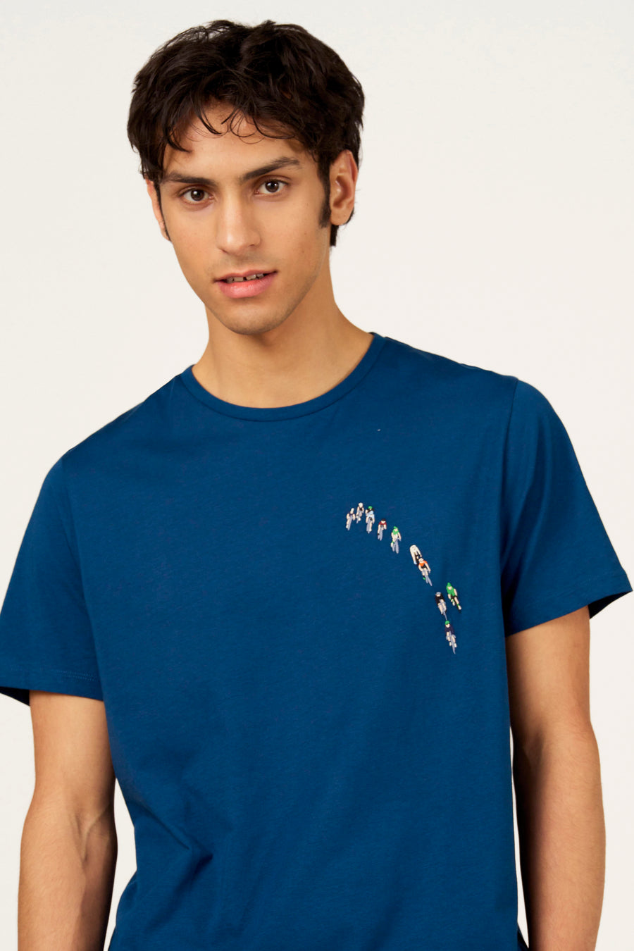 T-shirt bleu à manches courtes de Cyclo Club Marcel, avec un imprimé d'un groupe de cyclistes sur la poitrine.
