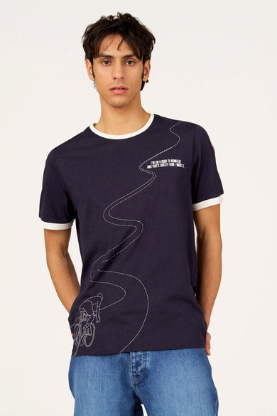 T-shirt bleu à manches courtes de Cyclo Club Marcel, avec des accents blancs sur le col et les manches, combiné avec un jean.