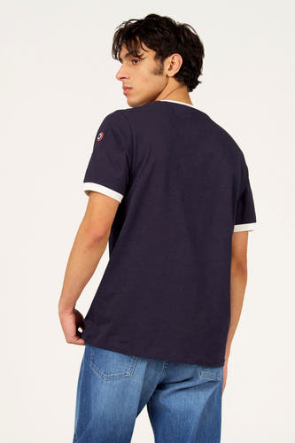 Blauw T-shirt met korte mouwen van Cyclo Club Marcel, met witte accenten op de kraag en mouwen, gecombineerd met jeans.
