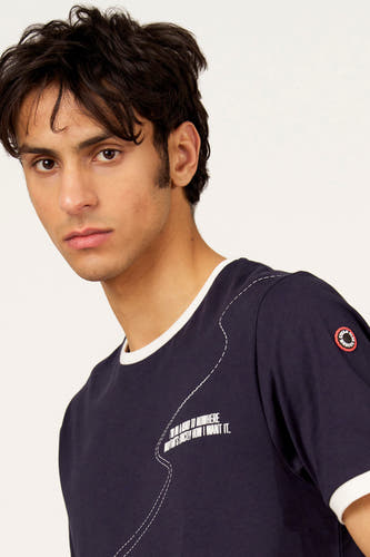T-shirt bleu à manches courtes de Cyclo Club Marcel, avec passepoil blanc et imprimé.