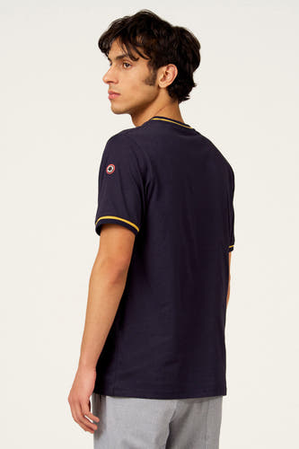 Blauw T-shirt met korte mouwen van Cyclo Club Marcel, afgewerkt met een gele bies langs de hals en mouwen.