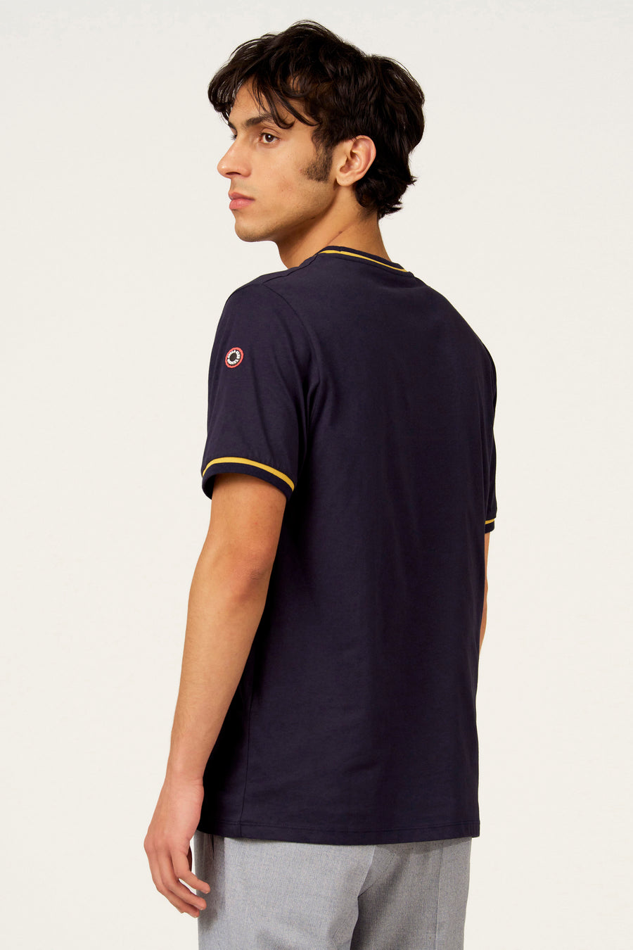 Blauw T-shirt met korte mouwen van Cyclo Club Marcel, afgewerkt met een gele bies langs de hals en mouwen.