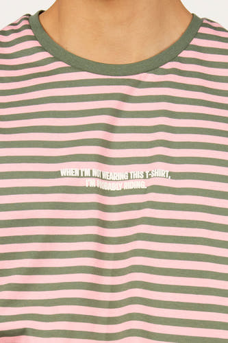 T-shirt à manches courtes multicolore de Cyclo Club Marcel, avec des rayures horizontales roses et vert olive et un imprimé texte.