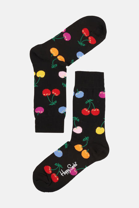 Chaussettes multicolores de Happy Socks avec un motif de cerises sur un fond noir.