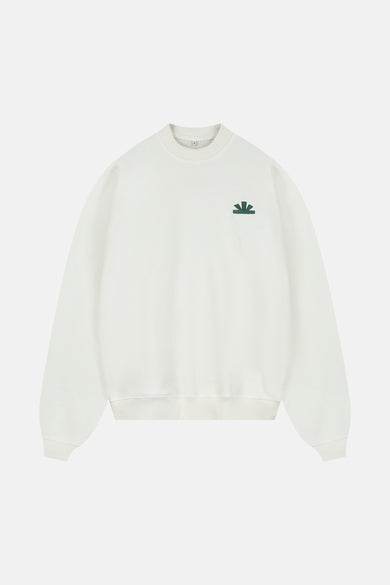 Pull-over blanc avec col rond de BASELAB, doté d'un petit logo vert foncé sur la poitrine.