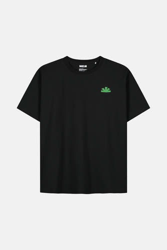 Zwart T-shirt met korte mouwen van BASELAB, met een groen logo op de borst tegen een effen achtergrond.