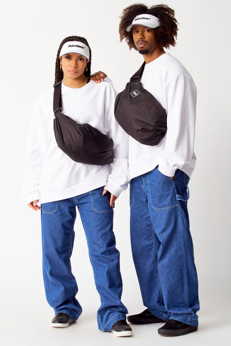 Chapeau blanc de COELY, porté par deux mannequins avec des chemises blanches et des jeans bleus correspondants.