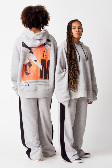 Gilet gris avec capuche COELY, avec des cordons noirs et une impression audacieuse sur le dos.