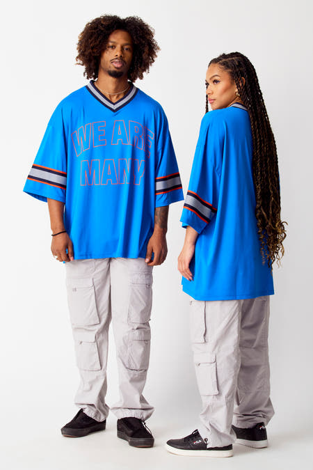 Blauwe top van COELY, met korte mouwen, cargo broek en accessoires.