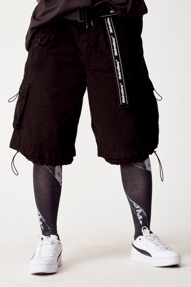 Shorts de bermuda noirs de COELY, avec des poches cargo, une ceinture en tissu avec logo et un élastique.