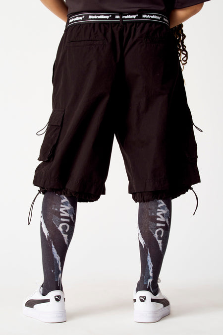 Short de bermuda noir COELY, avec des poches cargo et des cordons ajustables à l'arrière, vu de derrière.