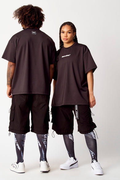 Short noir de COELY, associé à des culottes imprimées et des baskets blanches.