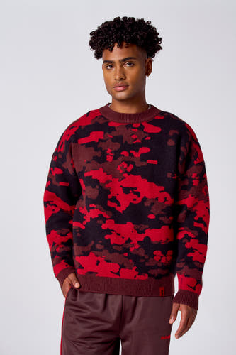 Rode trui met ronde hals van COELY, met camouflagepatroon in rood, bruin en zwart.