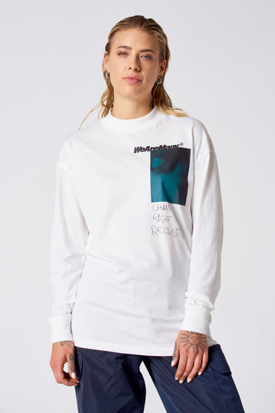T-shirt en denim blanc cassé à longues manches de COELY, vue arrière, associé à un pantalon bleu.