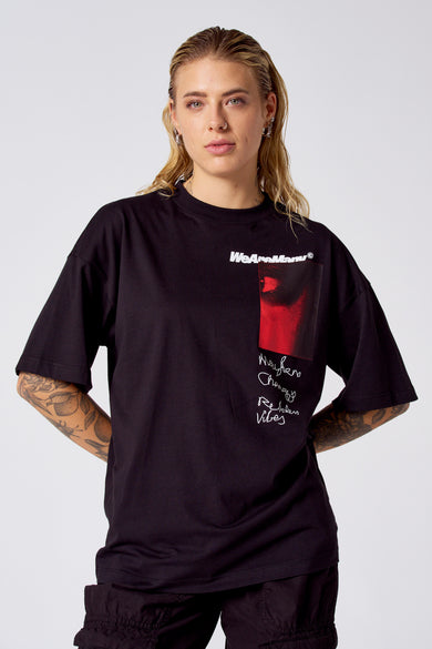T-shirt noir à manches courtes de COELY, avec imprimé rouge et textes écrits à la main.