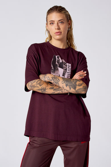 Bordeaux T-shirt met korte mouwen van COELY, met grafische print en tattoos op de armen.

