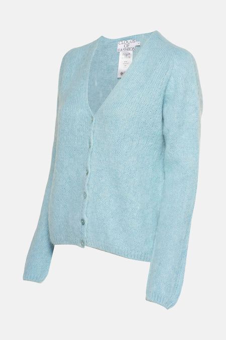 Gilet bleu clair de Clouds of Fashion avec texture tricotée poilue, col en V et fermeture à boutons.