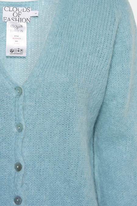 Lichtblauw gebreid gilet van Clouds of Fashion met pluizige textuur, knopen en een zichtbaar merklabel.