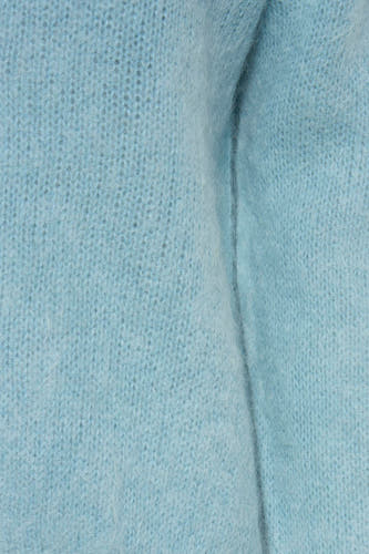 Gilet bleu clair de Clouds of Fashion, gros plan sur la matière tricotée et duveteuse avec pli vertical.