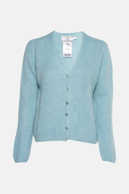 Gilet bleu clair de Clouds of Fashion avec col en V, cinq boutons et texture tricotée duveteuse.