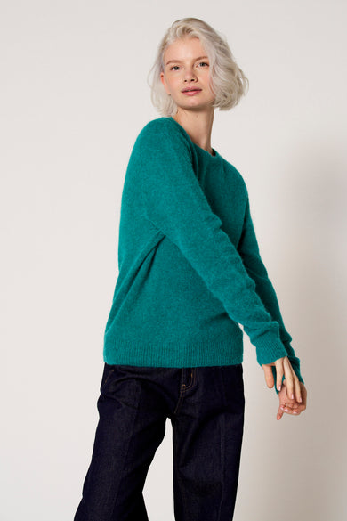 Groene trui met ronde hals van Clouds of Fashion, gedragen met donkere jeans.