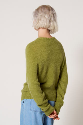 T-shirt vert avec col rond de Clouds of Fashion, vu par derrière, avec une douce texture.