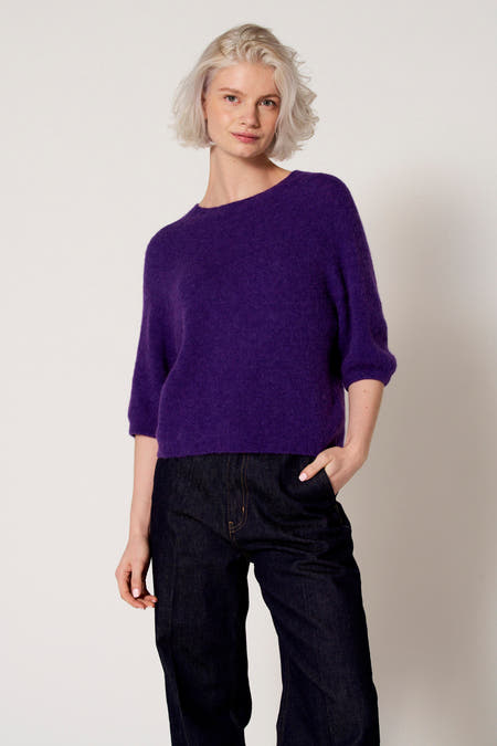 Paarse trui met ronde hals van Clouds of Fashion, gedragen met donkere jeans.