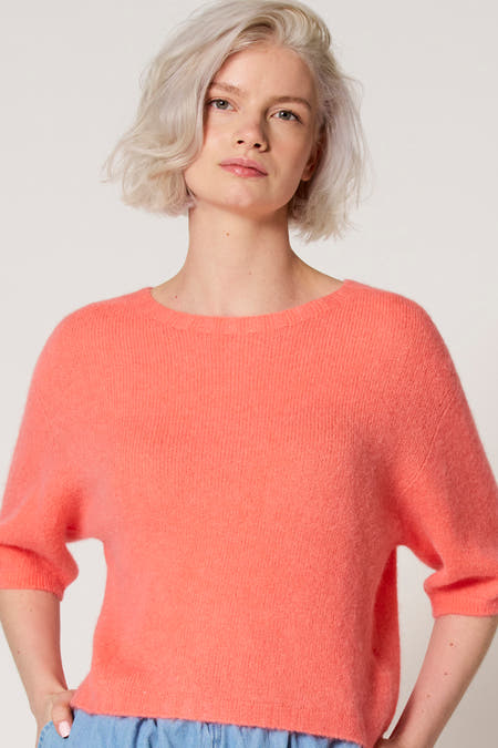 T-shirt rose avec col rond de Clouds of Fashion, en douce texture.