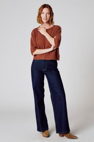 Pull marron avec col rond de Clouds of Fashion, à manches courtes et texture tricotée.