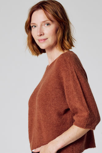 Sweat-shirt marron avec col rond de Clouds of Fashion, en tissu doux et manches longues mi-longues.
