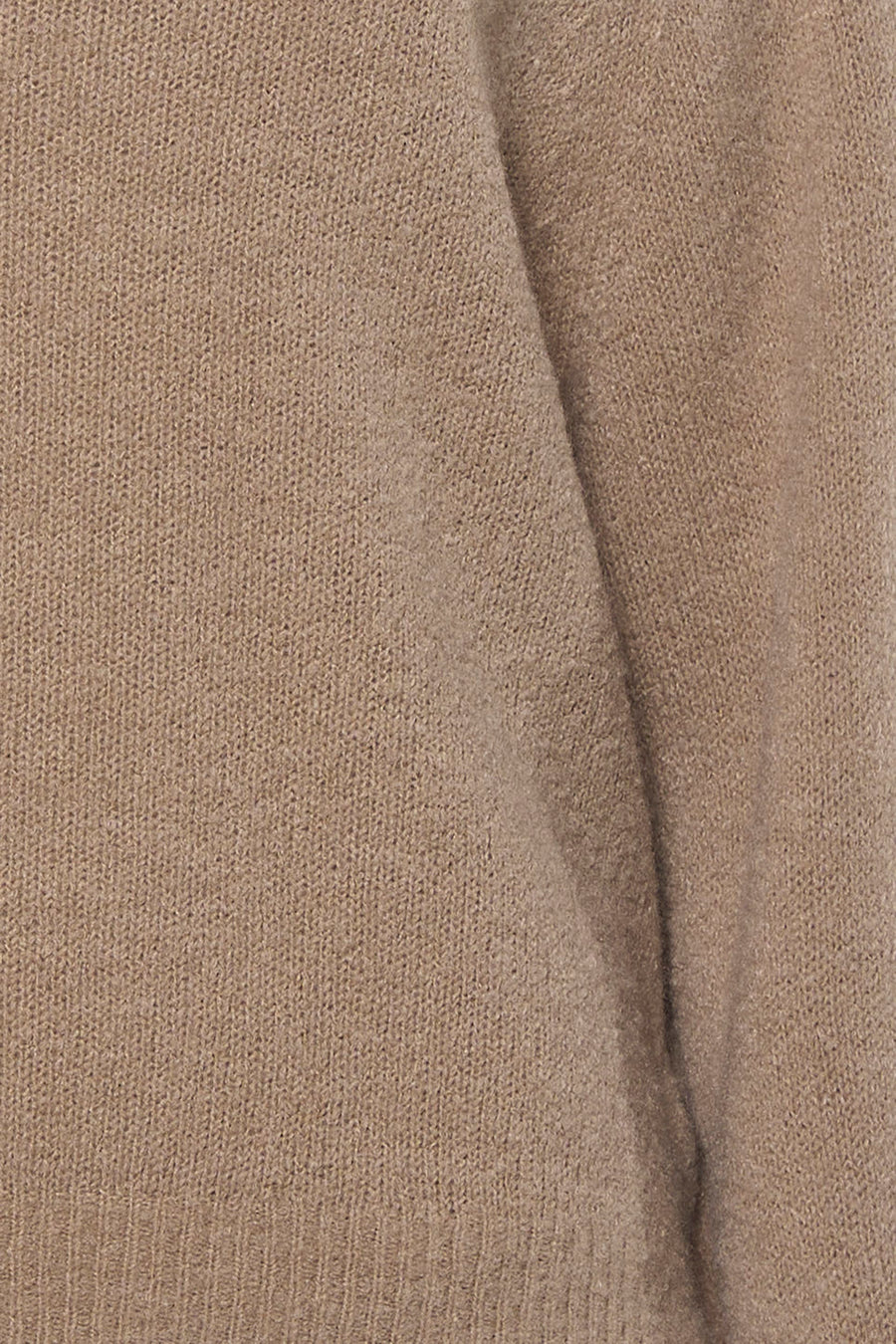 Bruine trui met ronde hals van Clouds of Fashion, met fijn gebreide textuur en zachte plooien.